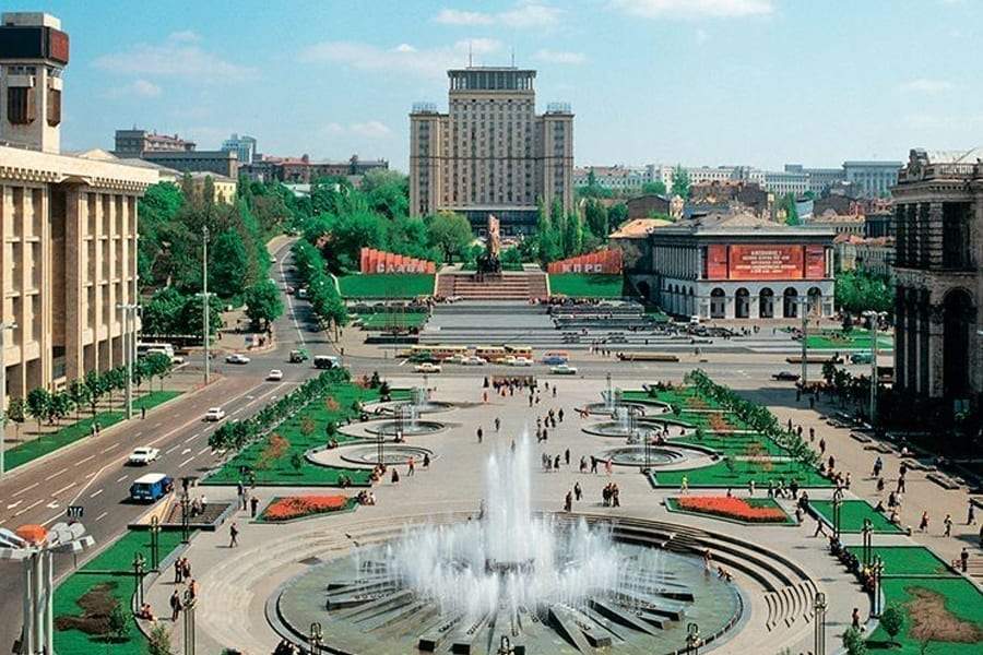 Дивіться, як змінювався Київ протягом 30 років: знакові місця на яскравих фото
